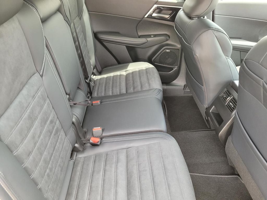 2026 Mitsubishi Outlander LE