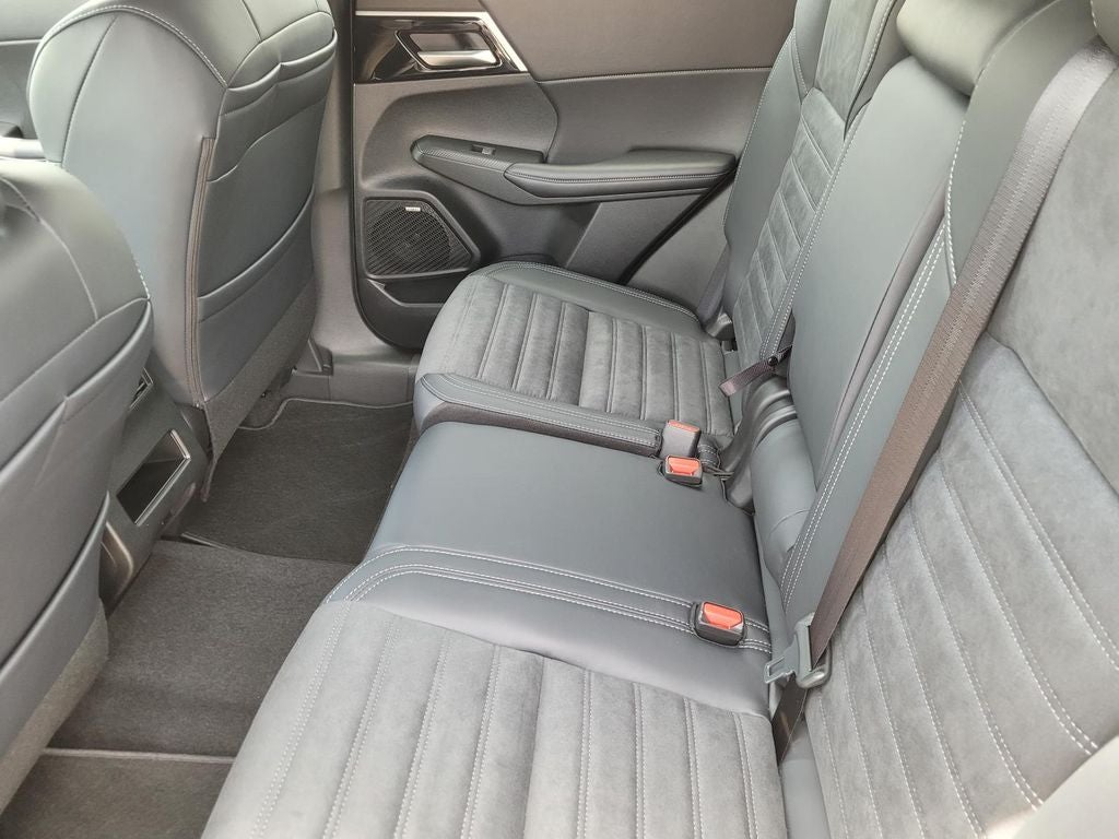 2026 Mitsubishi Outlander LE
