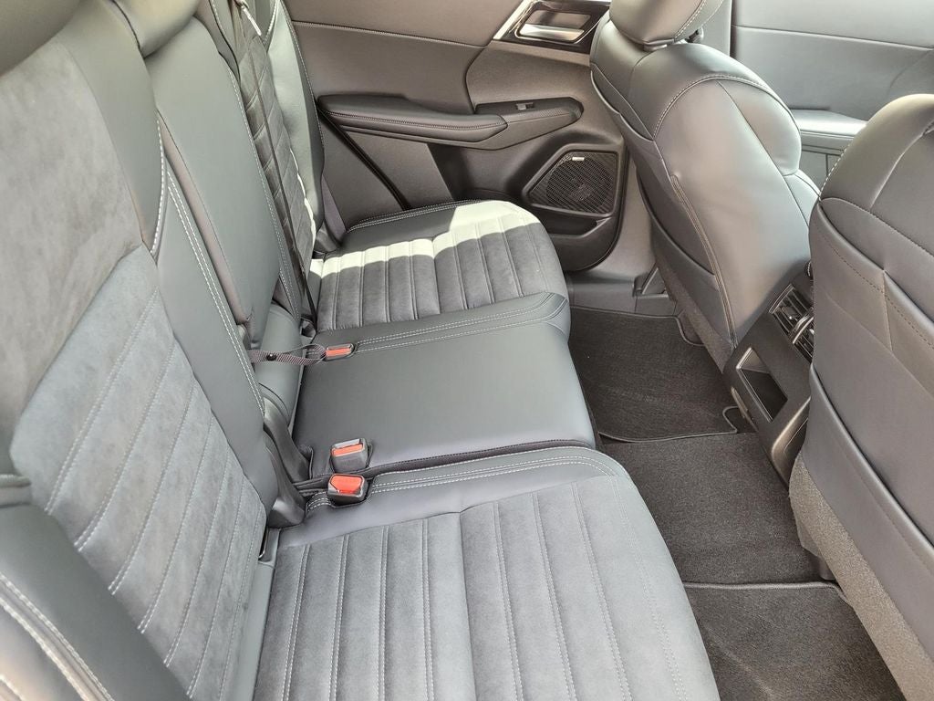 2026 Mitsubishi Outlander LE