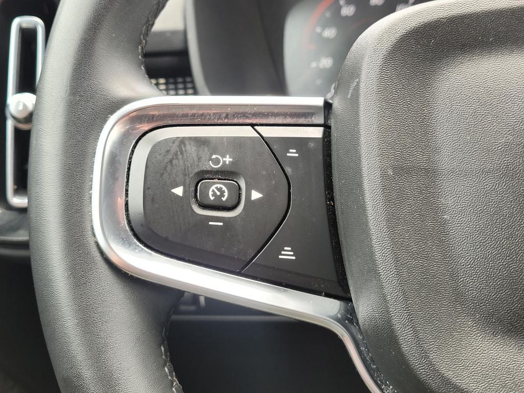 2022 Volvo XC40 R-Design
