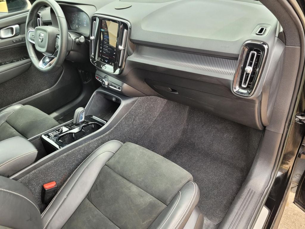 2022 Volvo XC40 R-Design