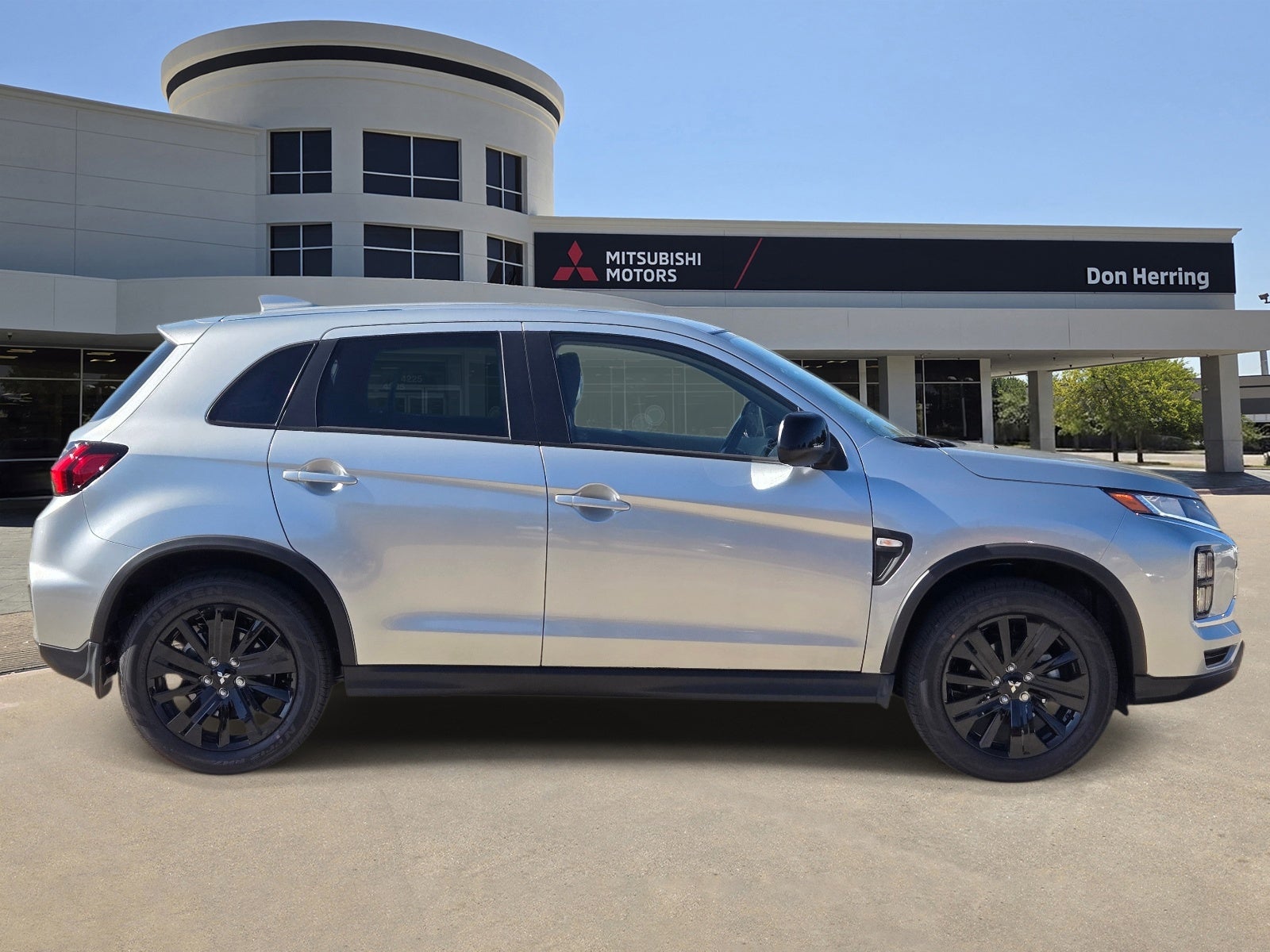 2027 Mitsubishi Outlander Sport LE
