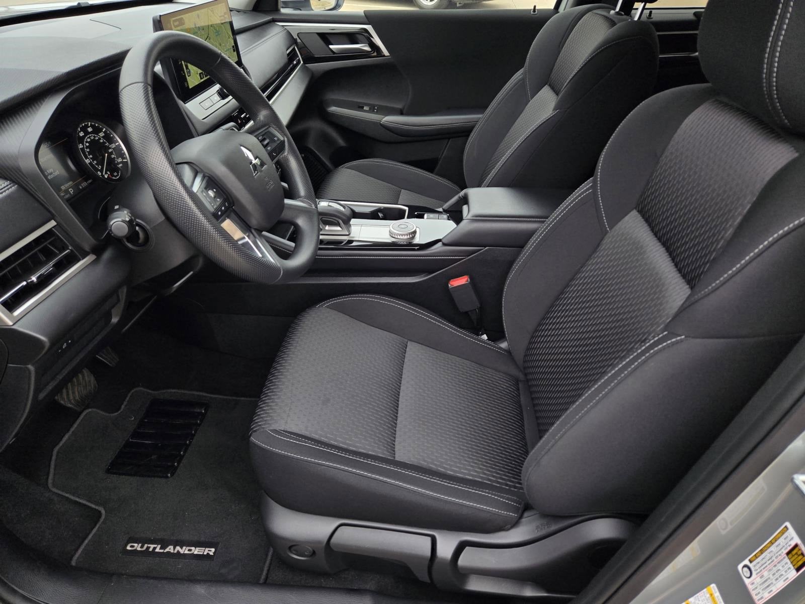 2025 Mitsubishi Outlander ES