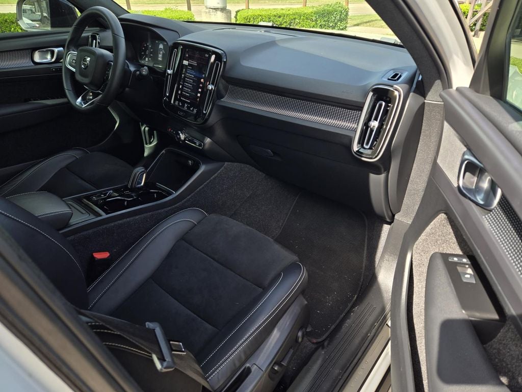 2022 Volvo XC40 R-Design