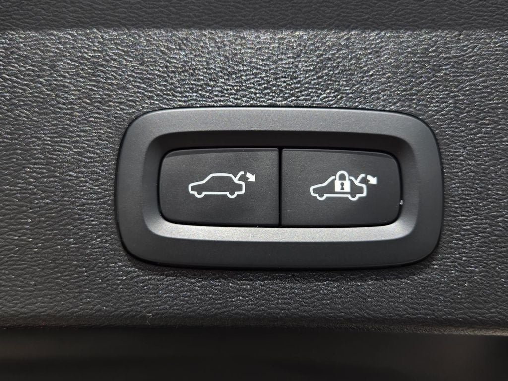 2022 Volvo XC40 R-Design