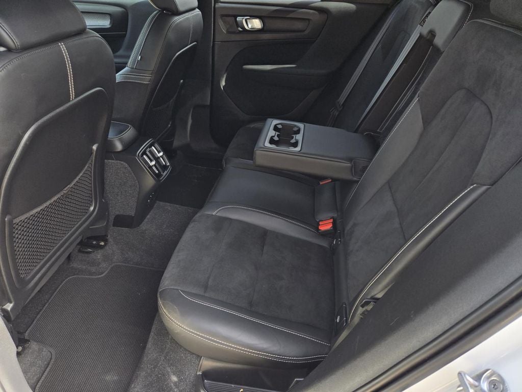 2022 Volvo XC40 R-Design