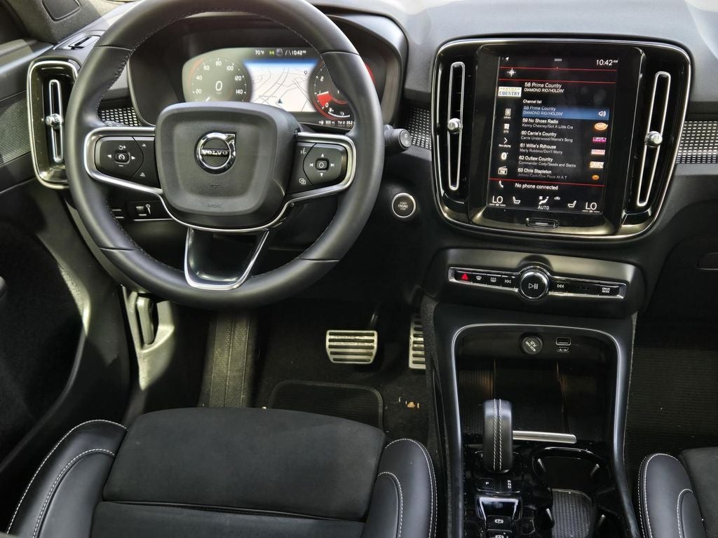 2022 Volvo XC40 R-Design